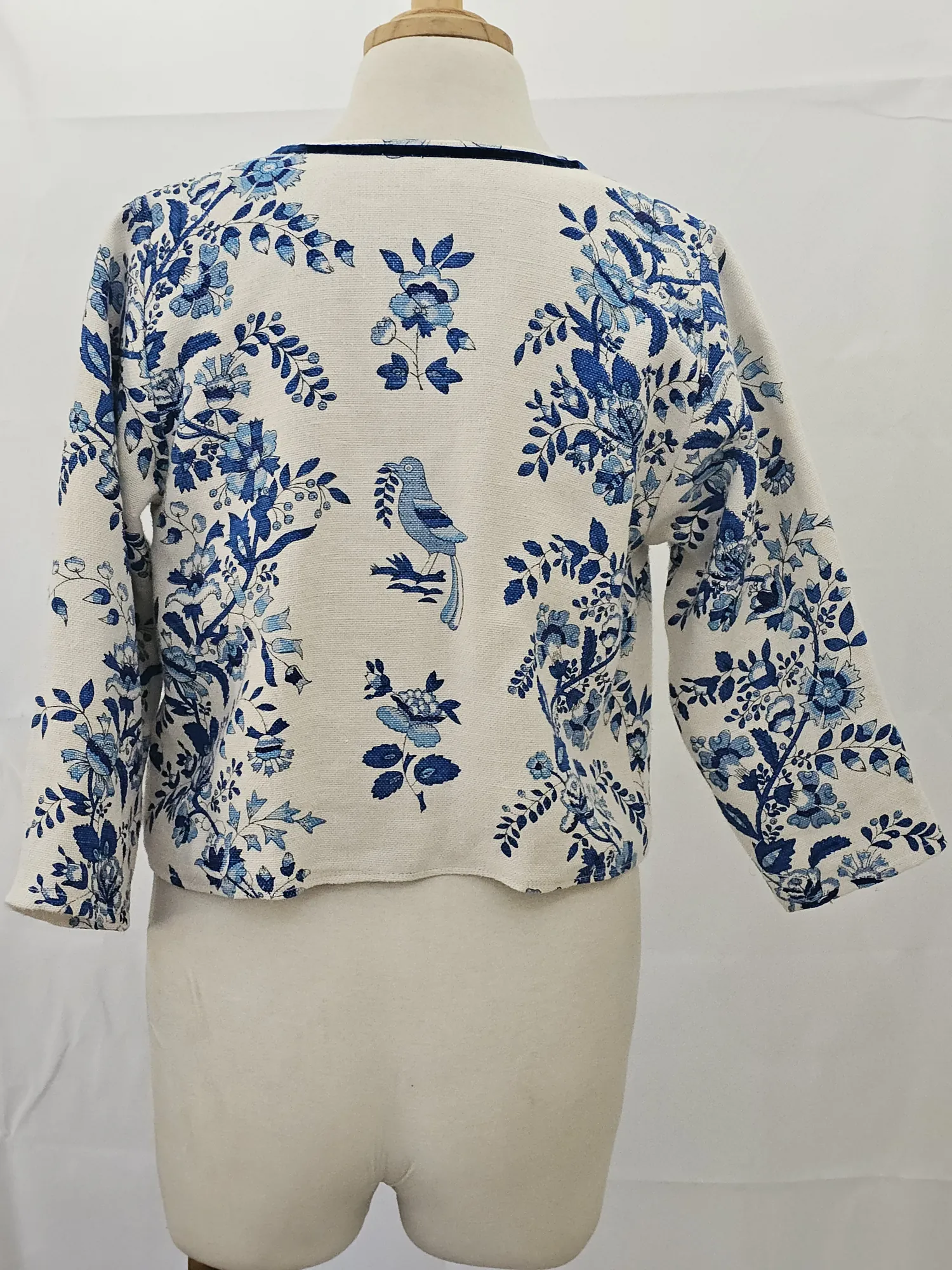 Chaqueta_Tapíz_azul_pájaros_y_flores_3