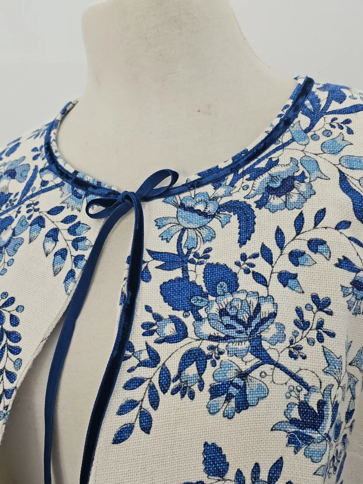 Chaqueta_Tapíz_azul_pájaros_y_flores_5